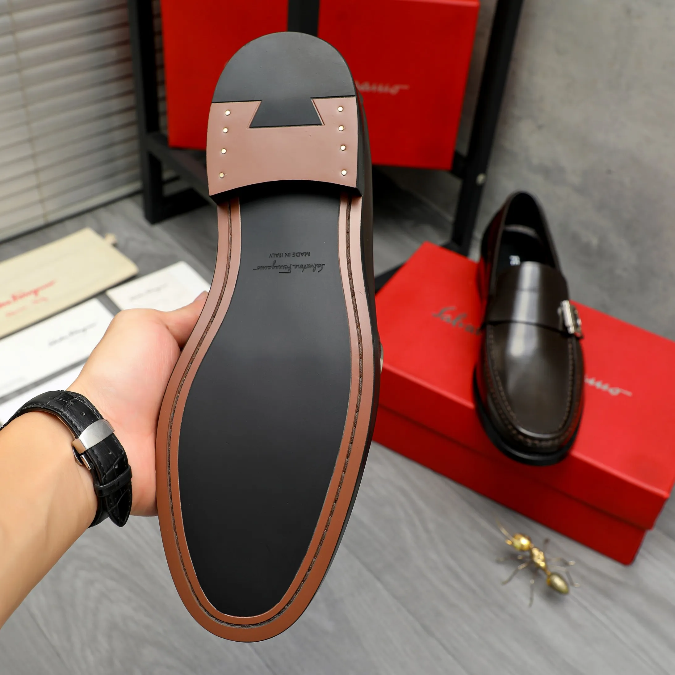 Men's shoes 💰442 Product trademark: Ferragamo "Ferragamo" business formal leather shoes Regular size: 38-46 (45.46 custom-made and non-returnable) Product materials: Selected pearlescent cowhide upper, cowhide lining, original rubber outsole